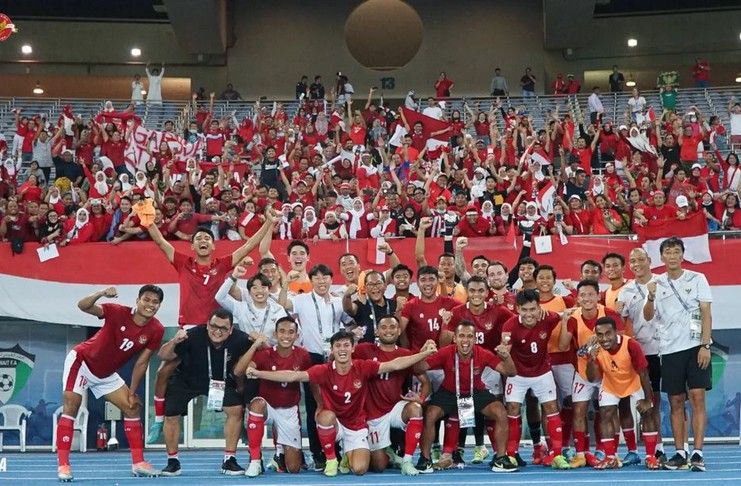 Timnas Indonesia merayakan kemenangan bersama suporter usai mengalahkan Kuwait/pssi