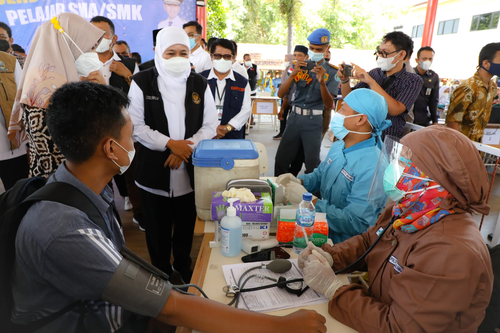 Gubernur Jawa Timur, Khofifah Indar Parawansa saat mengecek vaksinasi covid-19 (Foto / Hum)