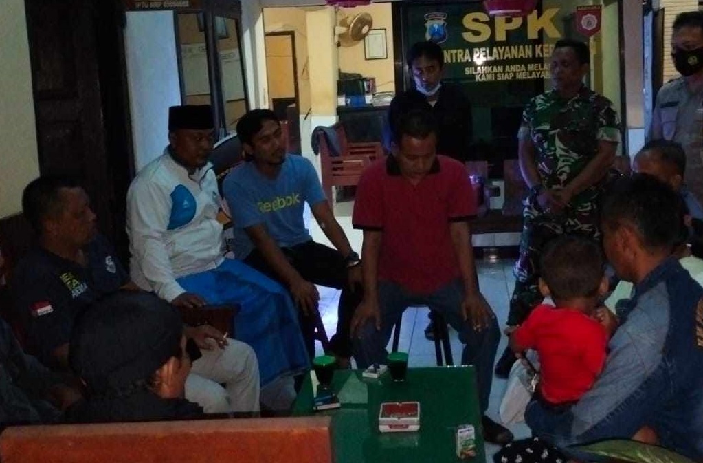 Petugas mengamankan pasutri yang diusir warga lantaran dituduh miliki ilmu santet (Foto / Metro TV)