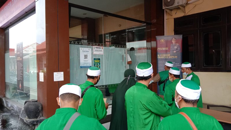 Sebanyak 18 anggota Khilafatul Muslimin Surabaya memenuhi panggilan penyidik Polda Jawa Timur (Foto / Metro TV)