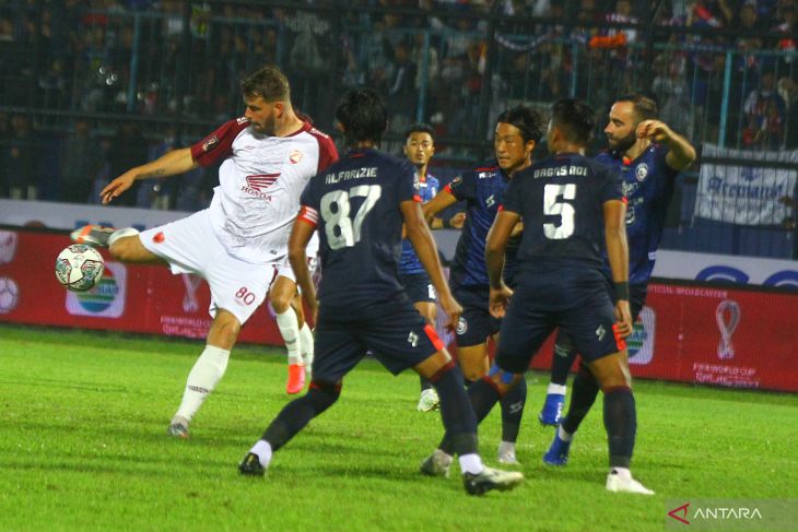 Pemain PSM Makassar, Willem Jan Plum  berusaha melewati hadangan pemain Arema/antara