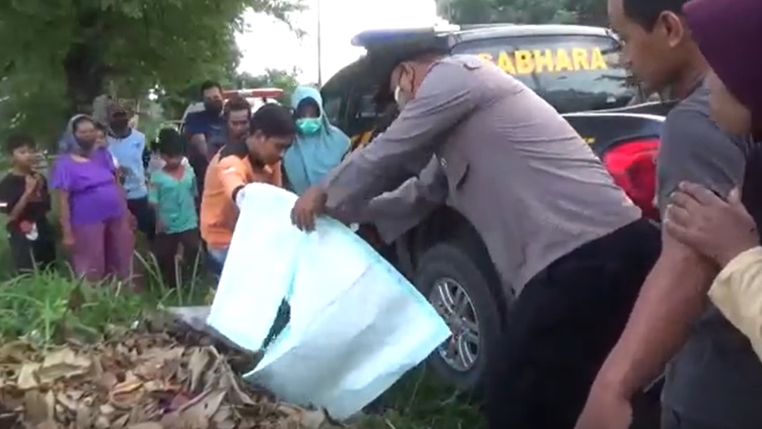 Polisi mengevakuasi jasad  bayi yang tertumpuk sampah/metrotv