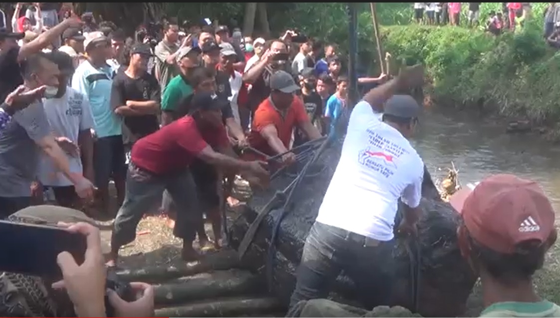 Diiringi Gamelan, Arca Pentul Diangkat dari Dasar Sungai