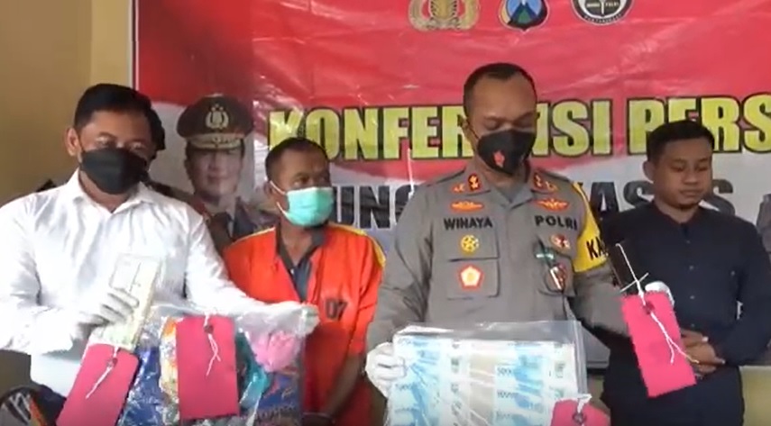 Kapolres Ngawi, AKBP I Wayan Winaya menunjukkan barang bukti/metrotv