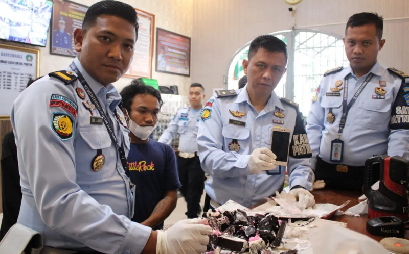 Petugas menemukan hp di kue tart yang hendak di selundupkan ke dalam lapas (Foto / Metro TV)