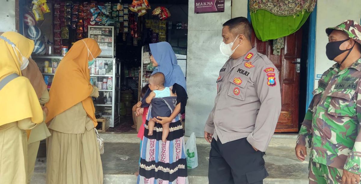 Polisi bersama TNI dan tim medis dari Puskesmas Tanjung kembali mendatangi rumah bocah kecanduan aroma bensin berinisial AF (4) (Foto / Metro TV)