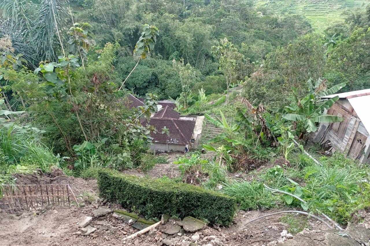 Kondisi rumah warga yang tertimpa material longsor di Ngawi (Foto / Istimewa)