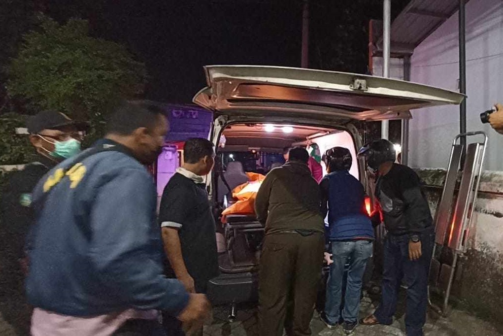 Petugas mengevakuasi korban meninggal akibat truk tebu terguling di Jombang (Foto / Metro Tv)