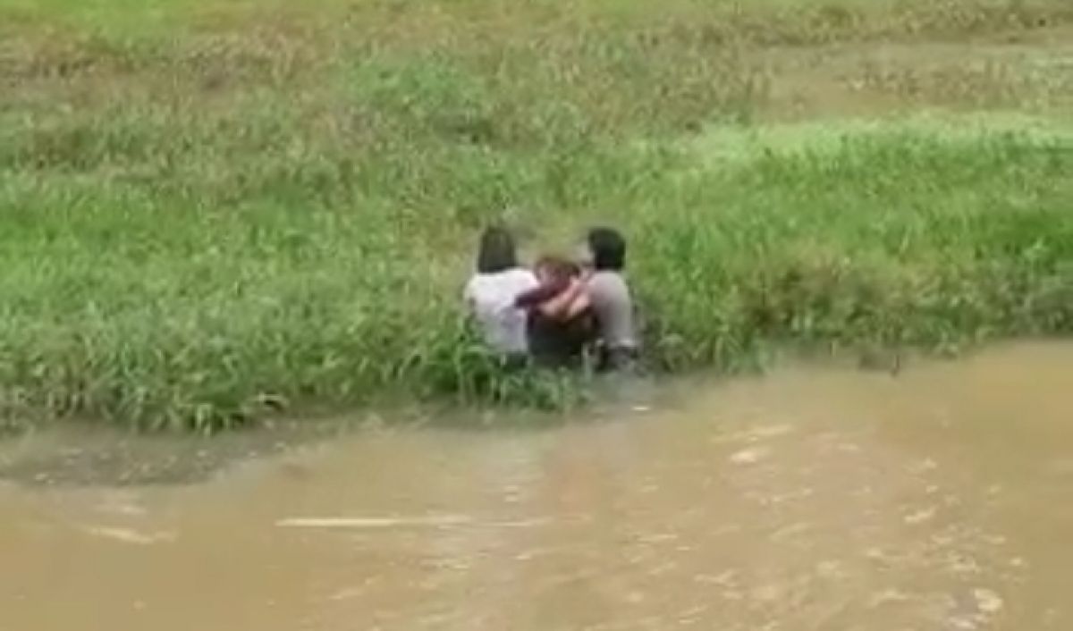 Detik-detik korban percobaan bunuh diri berhasil diselamatkan dari sungai (Foto / Istimewa)