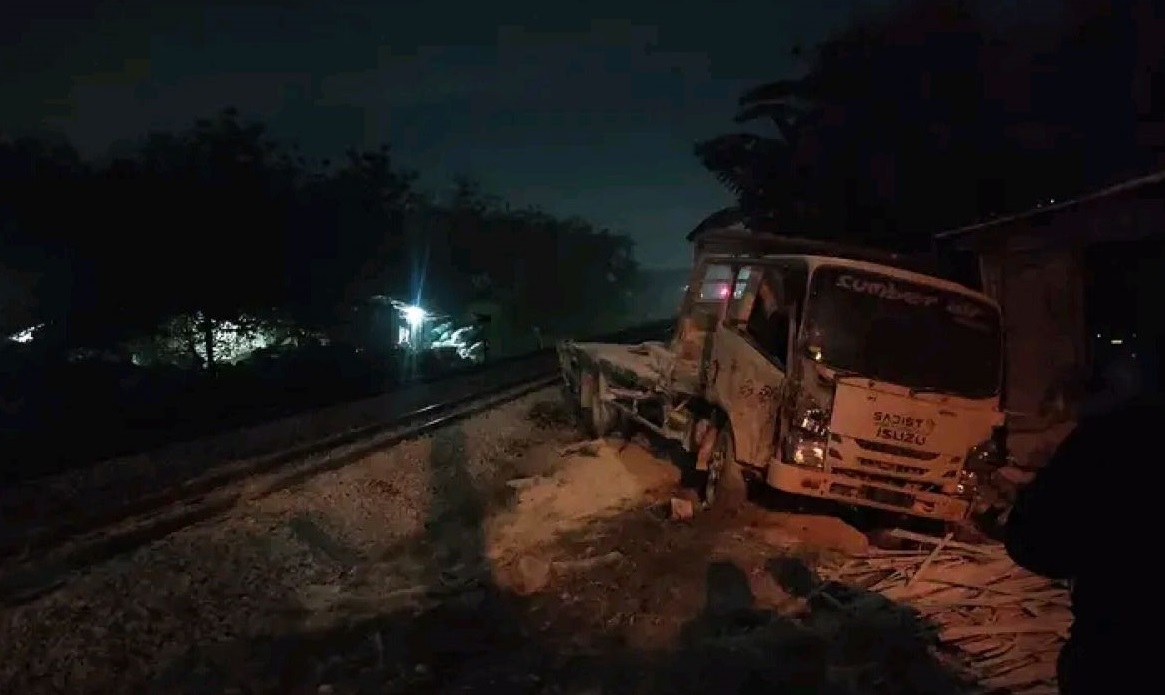Kondisi truk semen usai dihantam kereta (Foto / Istimewa)