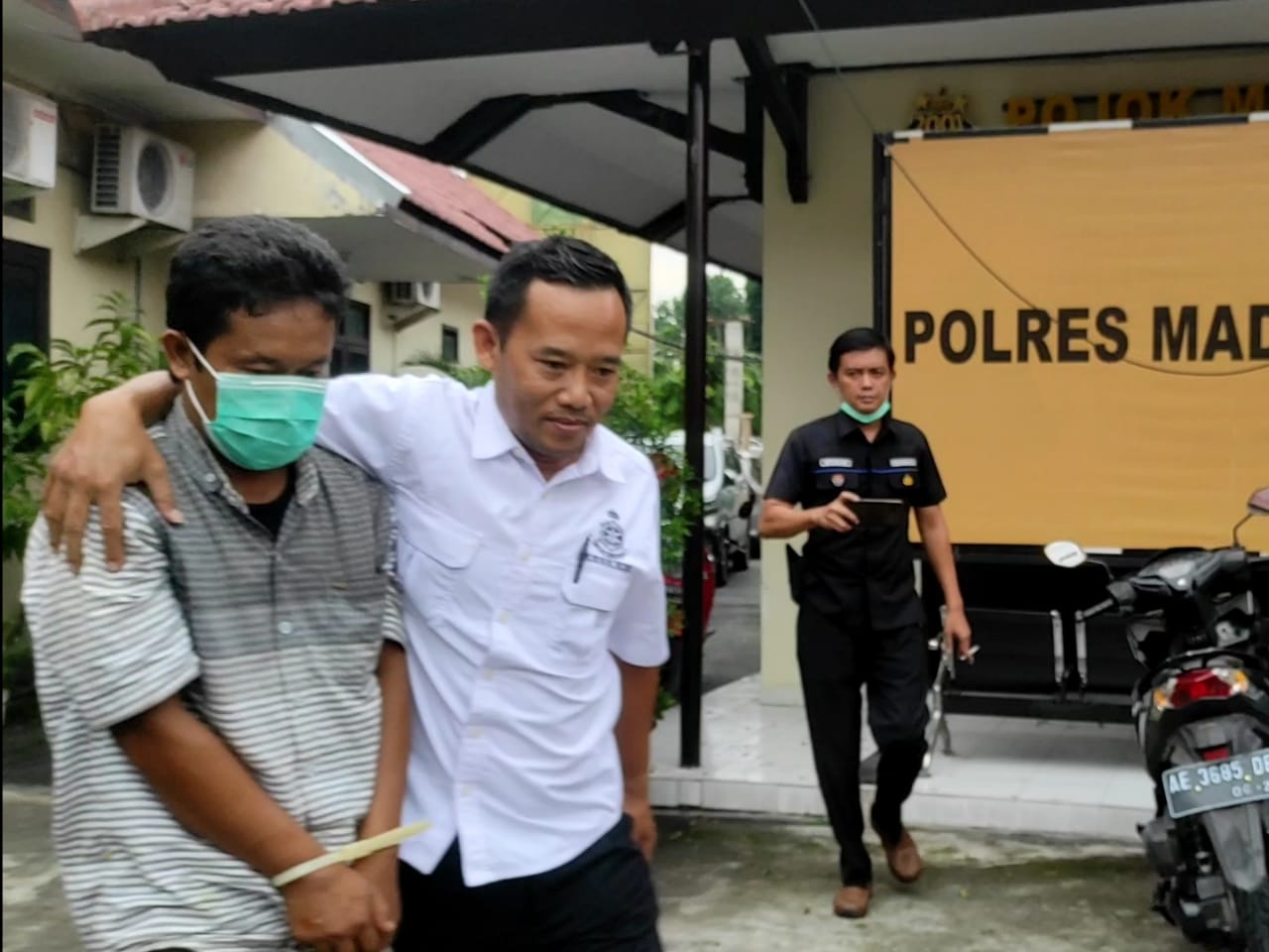 Polisi melakukan olah TKP kasus pembunuhan pensiuan pegawai RRI, Aris Budianto (Foto / Metro TV)