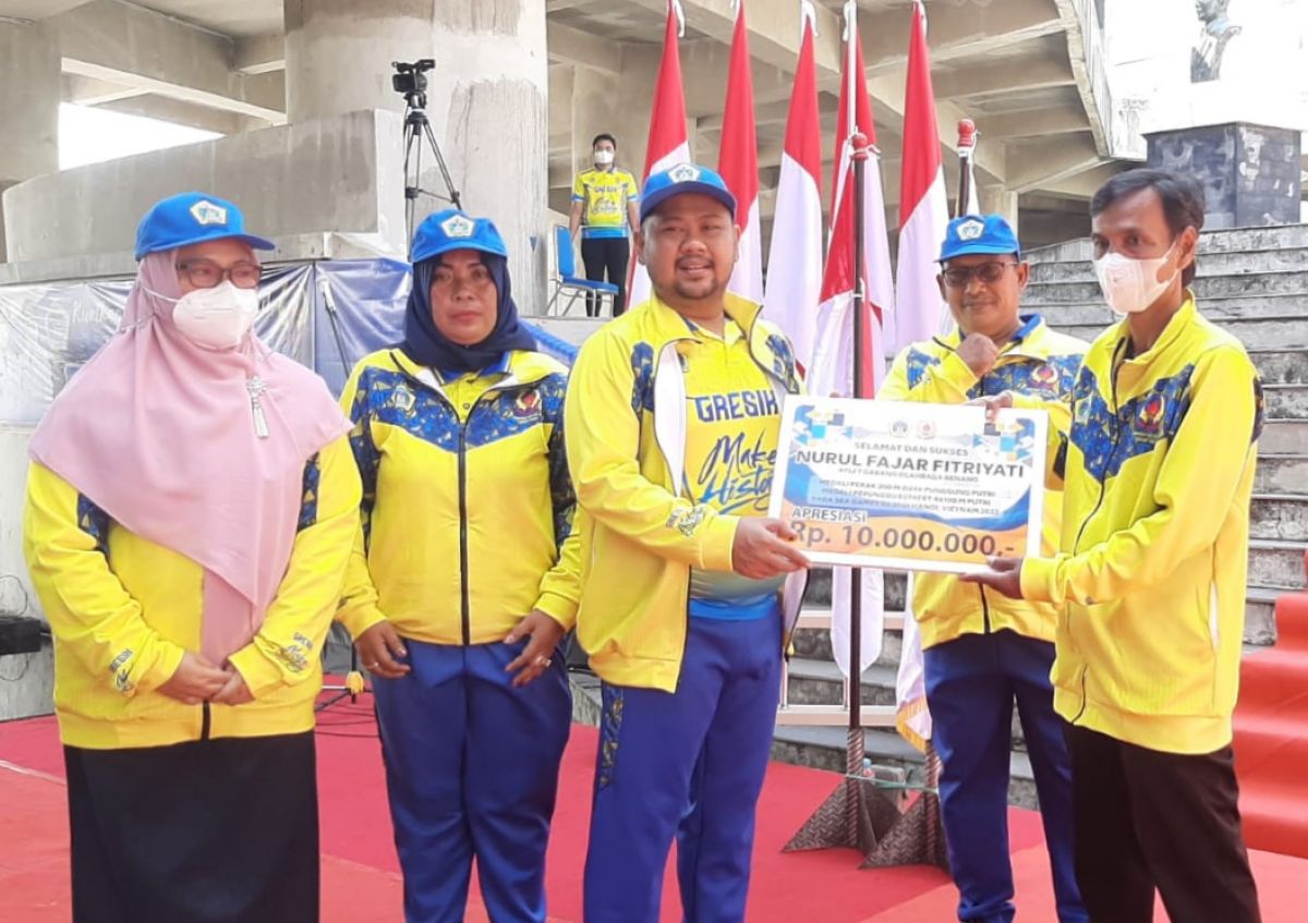 Bupati Gresik, Fandi Ahmad Yani menyerahkan penghargaan kepada atlet yang bertanding di ajang Sea Games Vietnam (Foto / Istimewa)