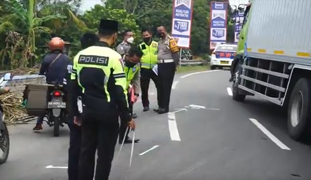 Polisi melakukan olah TKP di lokasi tergulingnya truk tebu di Jombang/metrotv