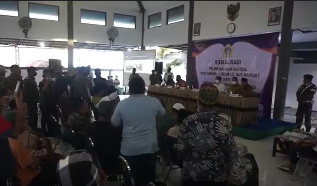 Warga melakukan protes saat sosialisasi pelebaran jalan Daendels, Gresik/metrotv