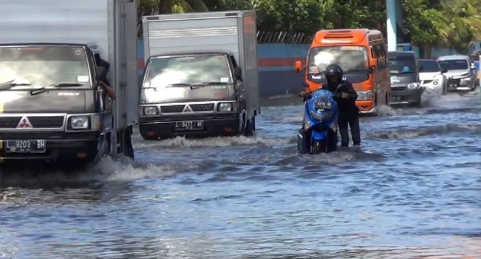 Banjir rob terjang wilayah Pelabuhan Tanjung Perak/MGN/Falentinus Hartayan 