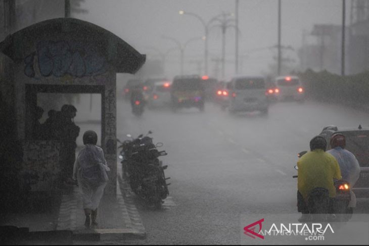 Sejumlah pengendara menembus hujan saat melintas di Jalan Jenderal Sudirman Palembang, Sumatra Selatan. Foto: Antara/Nova Wahyudi/aww