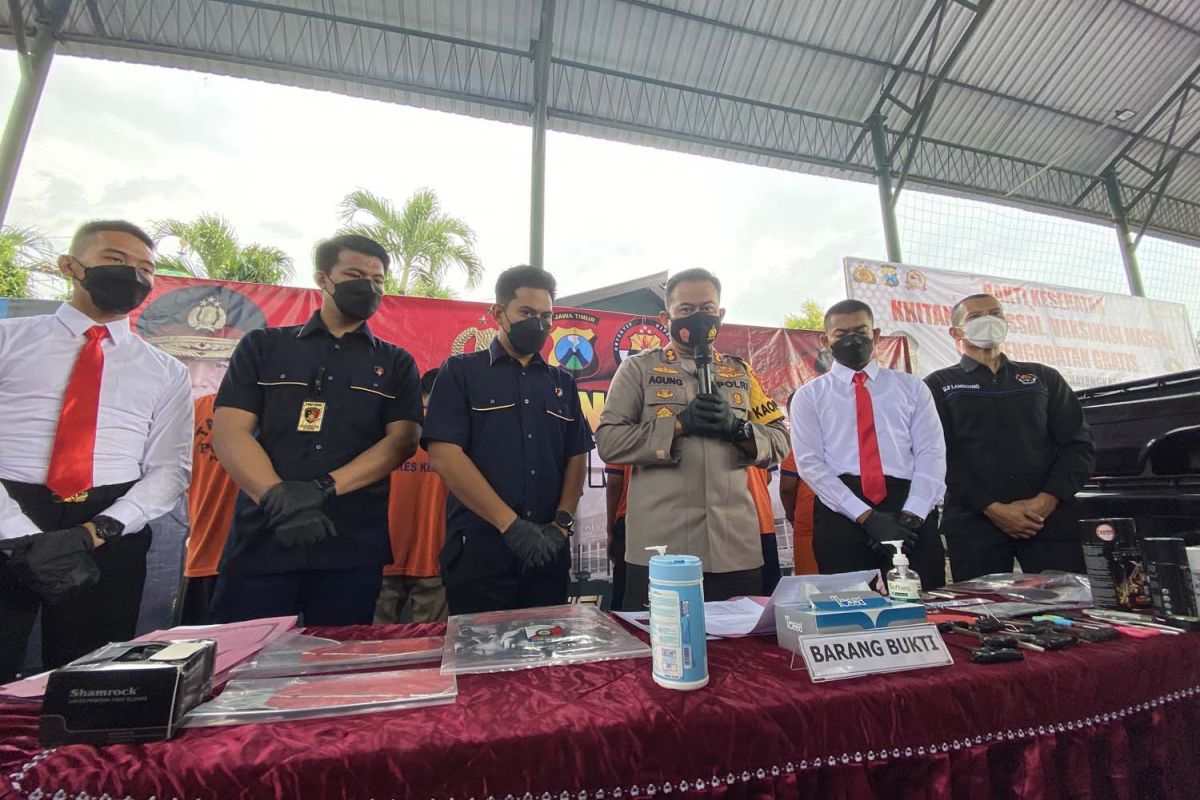 Polisi menunjukkan barang bukti dari hasil pengungkapan kasus pencurian L300 di Kediri (Foto / Metro TV)