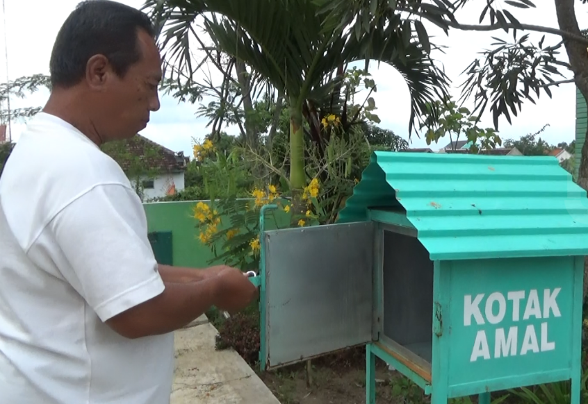 Sugiharto mendapati kotak amal dalam kondisi kosong (Foto / Metro TV)