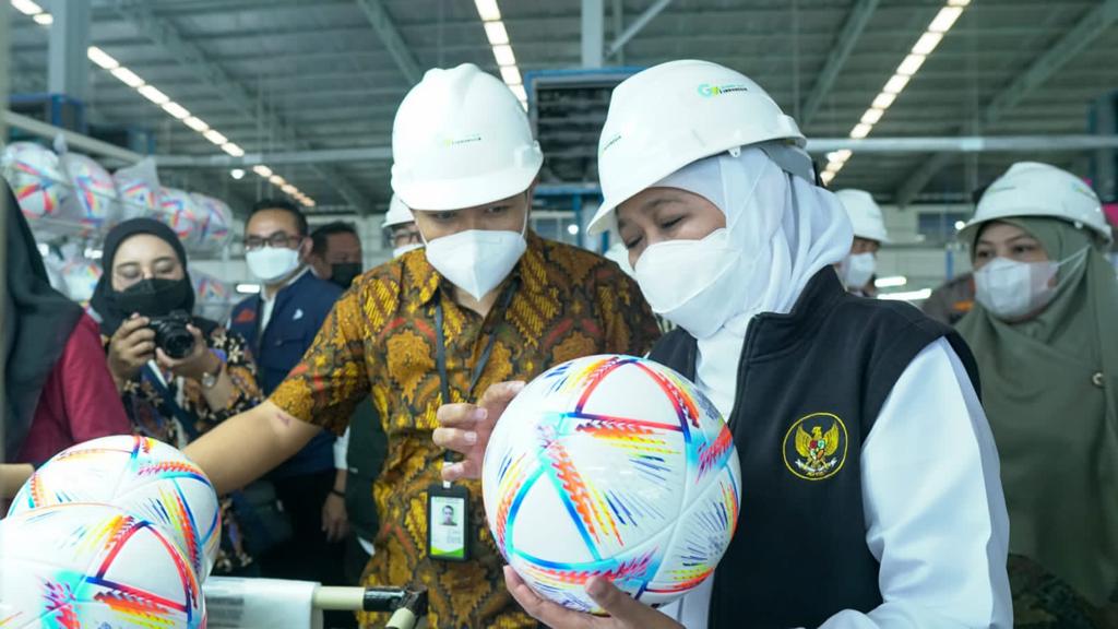 Gubernur Jawa Timur (Jatim) Khofifah Indar Parawansa saat melepas ekspor bola (Foto / Hum)