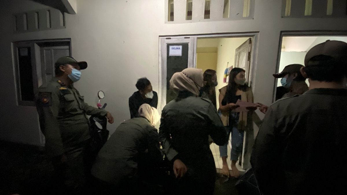 Pasangan mesum di Kediri terjaring razia (Foto / Metro TV)