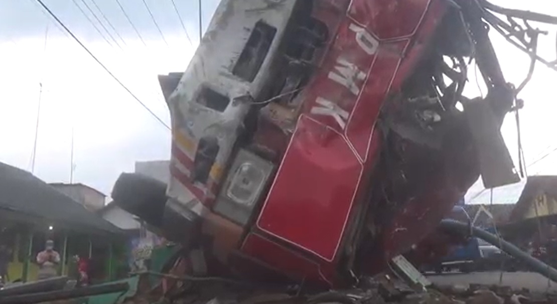 Mobil Damkar Tabrak Pagar Sekolah Hingga Terbalik