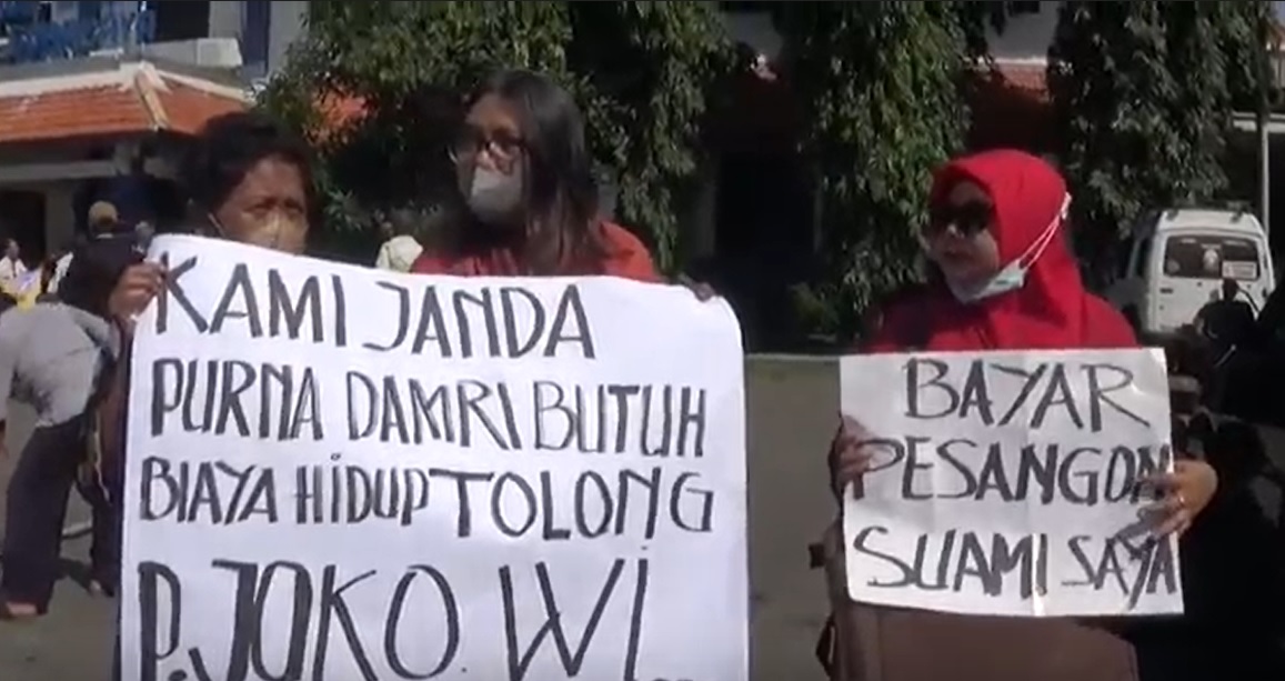  Janda dari pensiunan Perum Damri ikut berunjuk rasa di Surabaya/metrotv