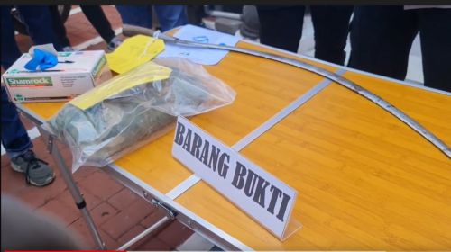 Polisi menyita barang bukti celurit panjang yang dipakai tawuran/metrotv