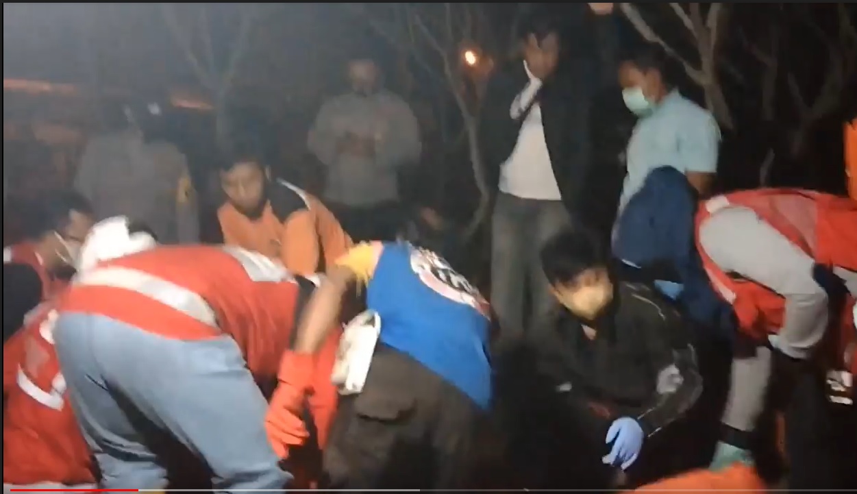 Jasad korban  dievakuasi dari TPU Desa Gedeg, Mojokerto/metrotv