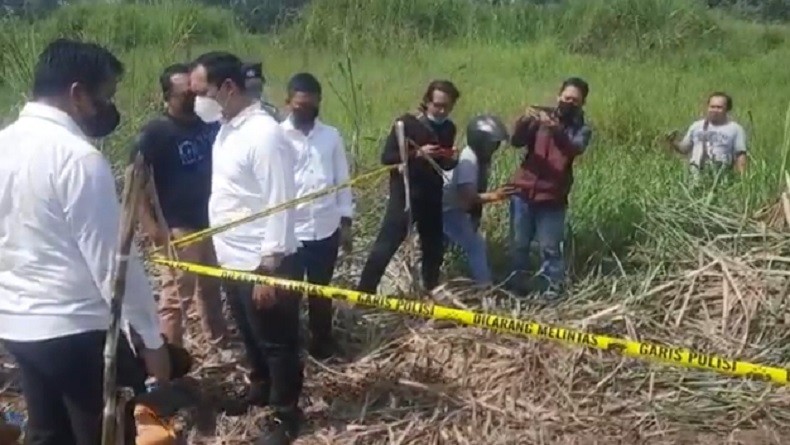 Polisi melakukan olah TKP penemuan kerangka manusia di ladang tebu, Mojokerto (Foto / Metro TV)