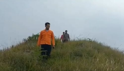 Petugas menyisir lokasi ditemukannya barang-barang milik wisatawan yang hilang di Gunung Bromo (Foto / Metro TV)