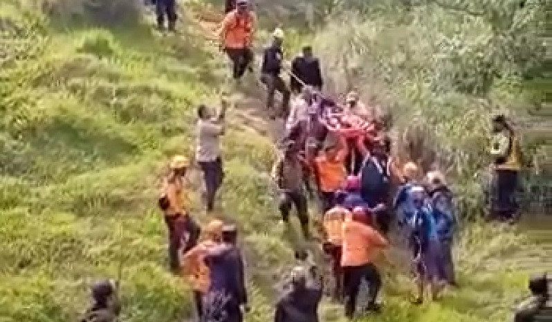 Petugas mengevakuasi wisatawan Bromo yang hilang tiga hari lalu (Foto / Metro TV)