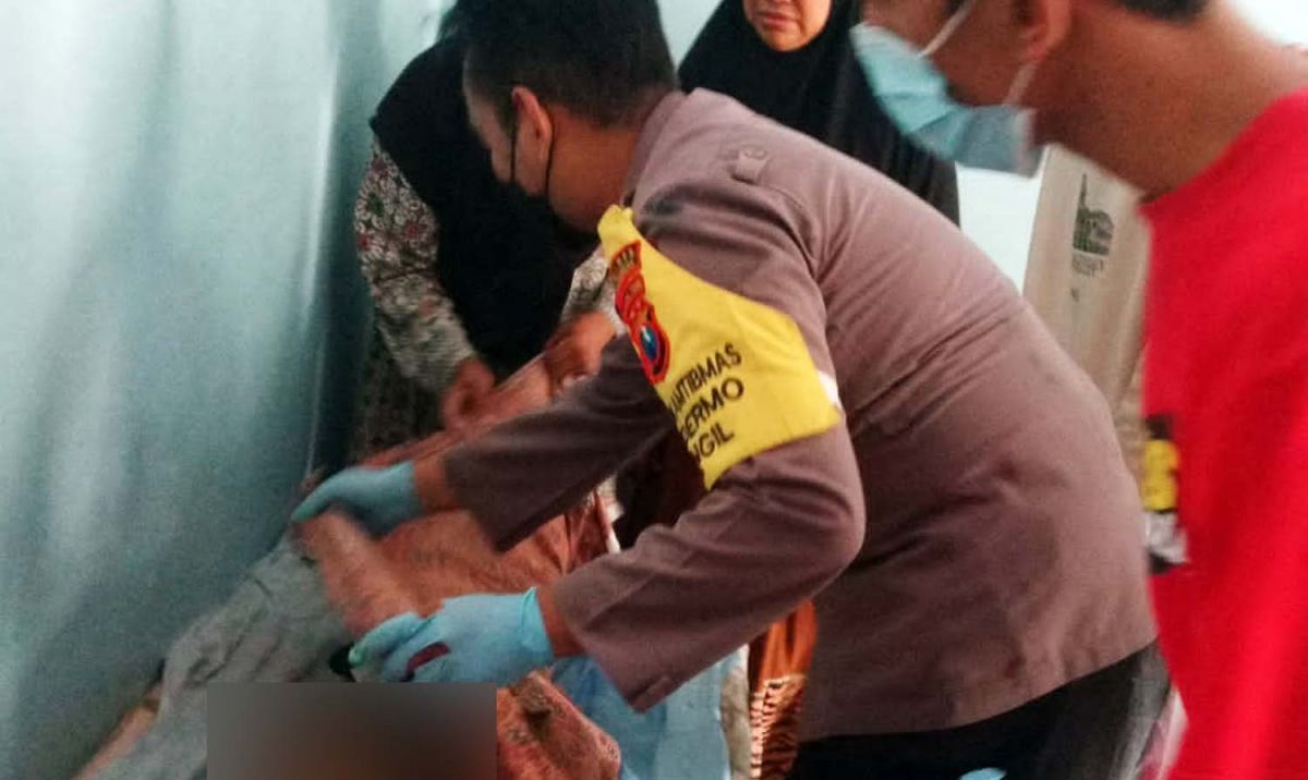 Korban dievakuasi dan diserahkan ke rumah duka (Foto / Metro TV)