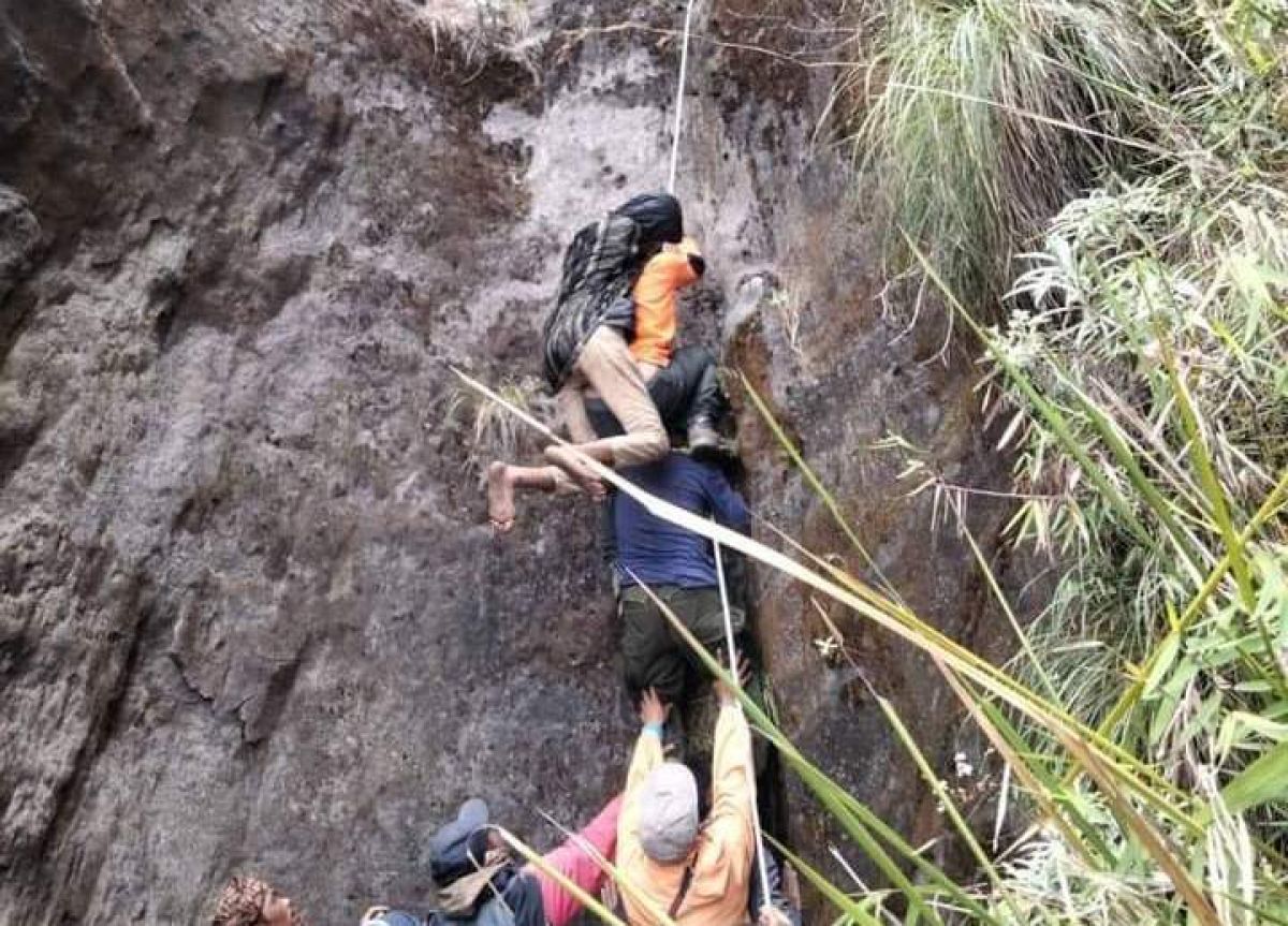 Proses evakuasi Roni Nur Efendi dari dalam jurang, Bromo (Foto / Metro TV)