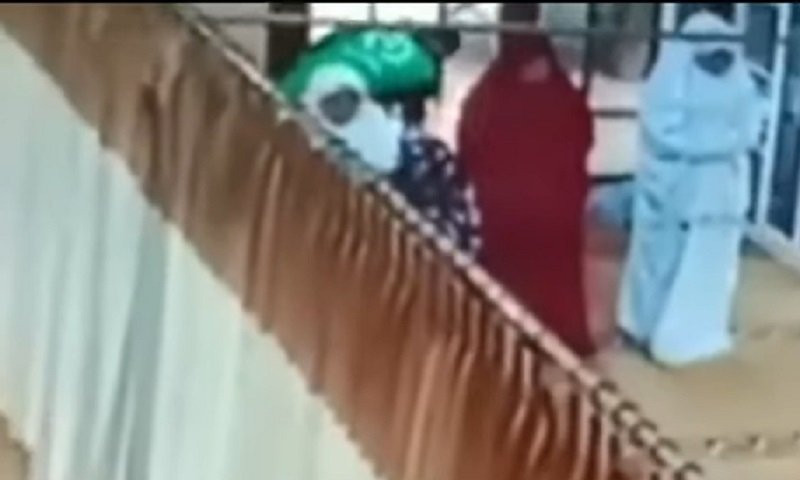 Seorang pria kenakan seragam ojol terekam CCTV tengah mencuri uang dan hp milik jamaah (Foto / Metro TV)