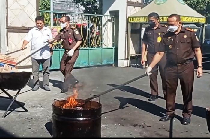 Pemusnahan barang bukti narkoba di Halaman Kejari Sidoarjo/mediaindonesia