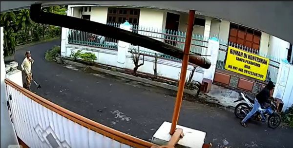 Terekam CCTV, Aksi Penjambretan Kalung Saat Menyapu