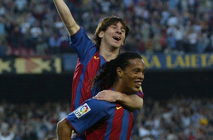 Ronaldinho mengendo Messi saat membela Barcelona/ist
