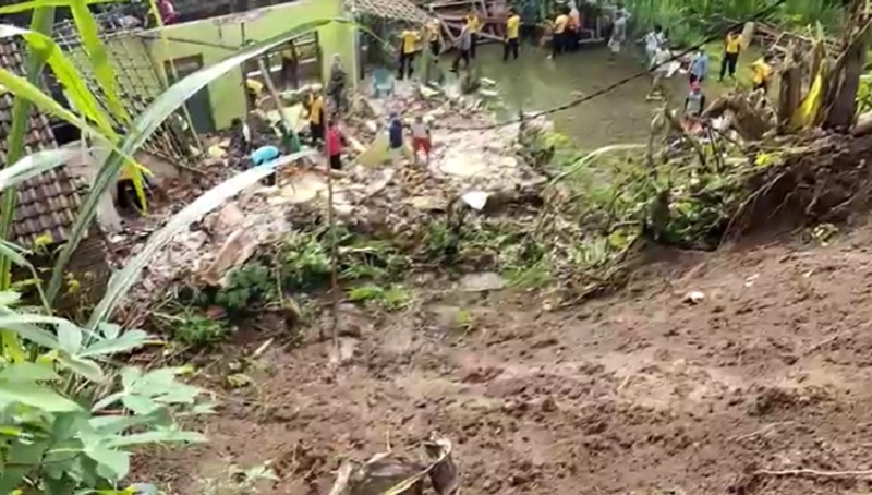 Kondisi rumah di Kediri usai dihantam reruntuhan longsor (Foto / Metro TV)