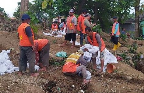 Proses pembongkaran makam imbas perluasan tol KLBM (Foto / Metro TV)