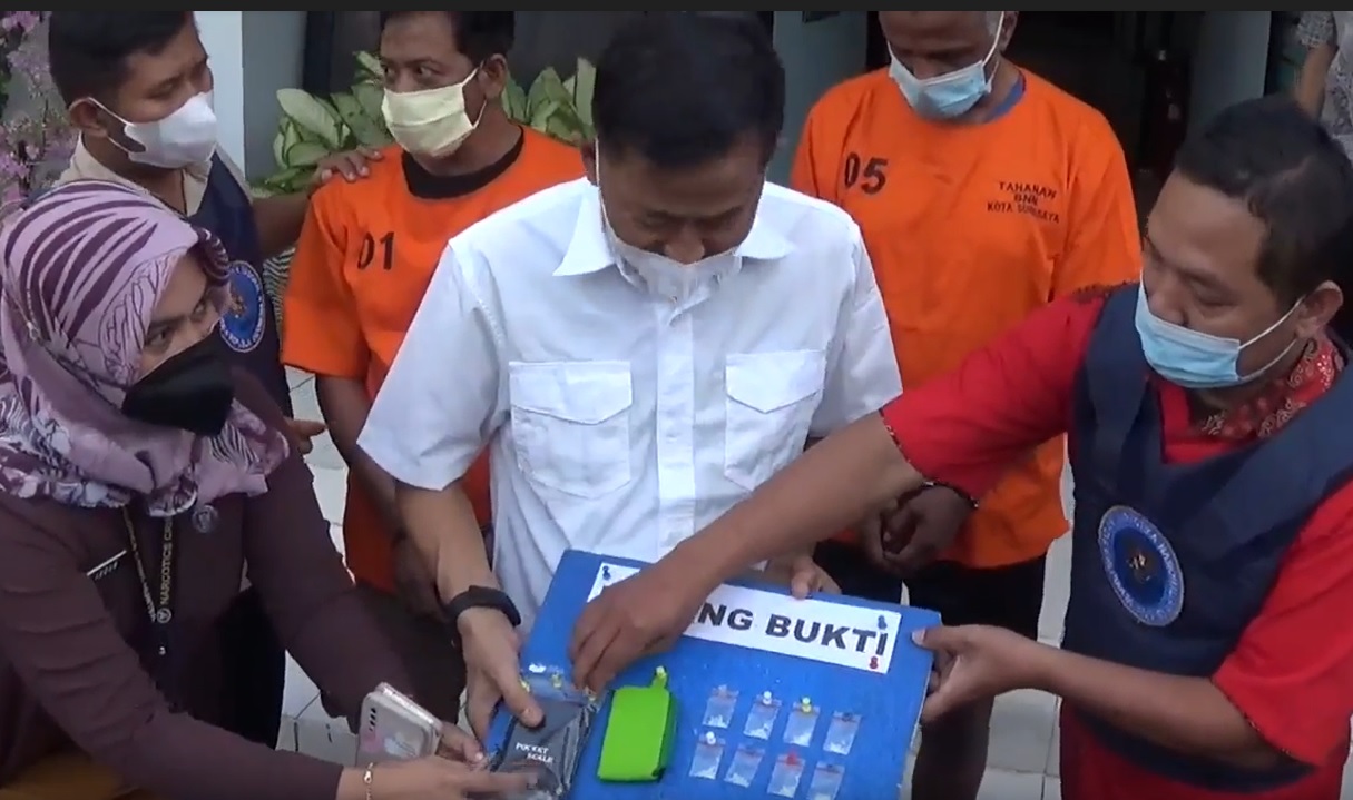 Kepala BBN Kota Surabaya, AKBP Kartono menunjukkan barang bukti/metrotv