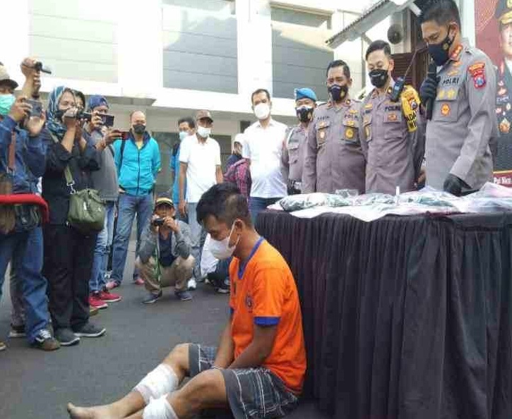 Kedua kaki Priyono dilumpuhkan lantaran mencoba kabur saat ditangkap (Foto / Metro TV)
