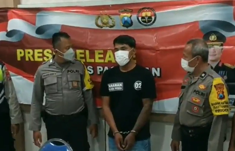 Tersangka Hasanuddin menjalani pemeriksaan di Polsek Prigen/metrotv