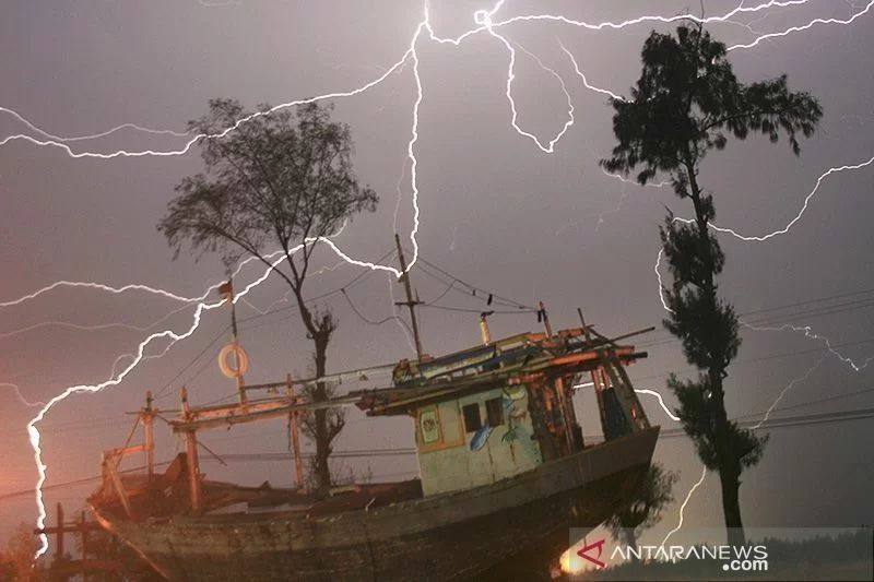 Ilustrasi - Hujan lebat disertai petir melanda kawasan permukiman nelayan. Foto: Antara/Dedhez Anggara/Koz/nz/aa