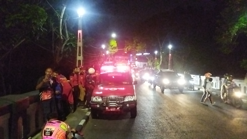 Petugas mengevakuasi korban yang tewas bunuh diri di Sungai Brantas, Malang (Foto / Istimewa)