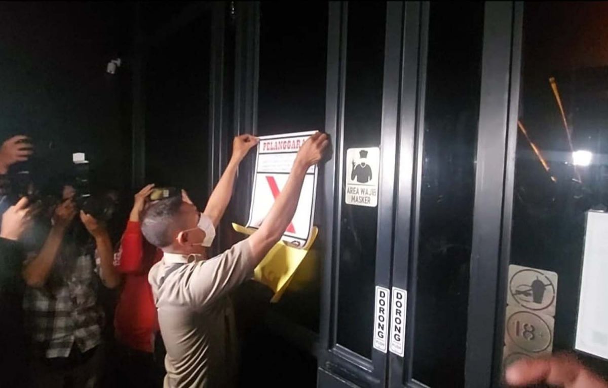 Satpol PP Kota Surabaya menyegel outlet Holywings (Foto / Metro TV)