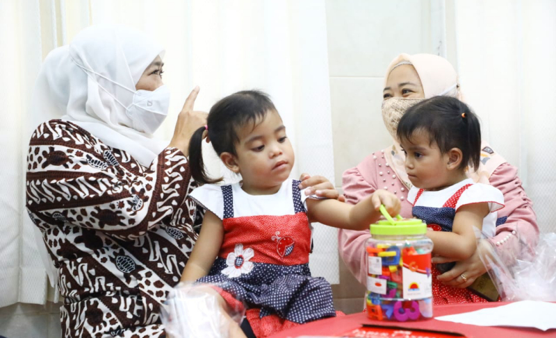 Khofifah Lepas Kepulangan Bayi Kembar Siam Annaya dan Innaya ke NTB