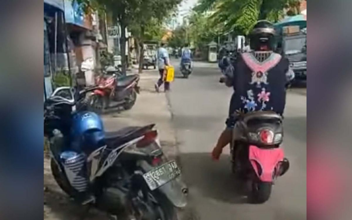 Emak-emak naik motor dengan nopol ditutup celana dalam viral di medsos (Foto / Istimewa)