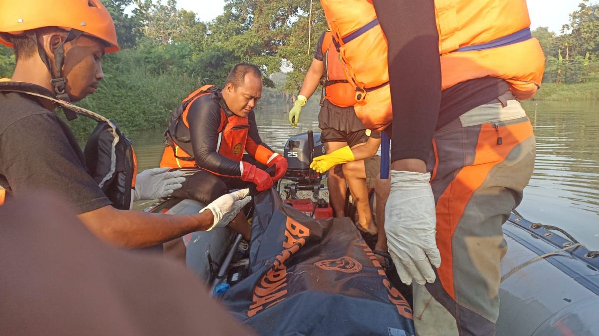 Evakuasi korban tenggelam di Sungai Kalitikung, Jombang (Foto / Istimewa)