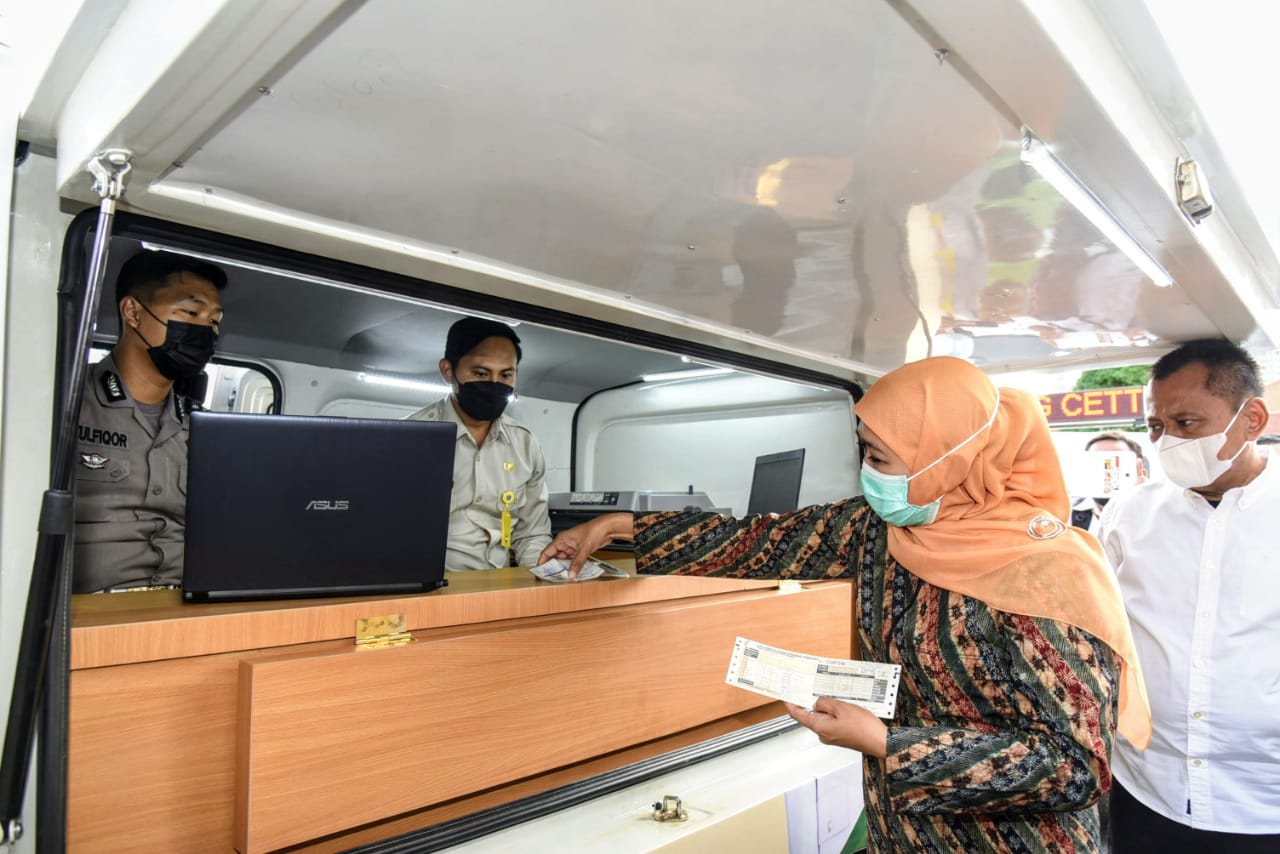 Gubernur Jawa Timur (Jatim) Khofifah Indar Parawansa mengajak masyarakat memanfaatkan program pemutihan pajak kendaraan bermotor (Foto / Hum)