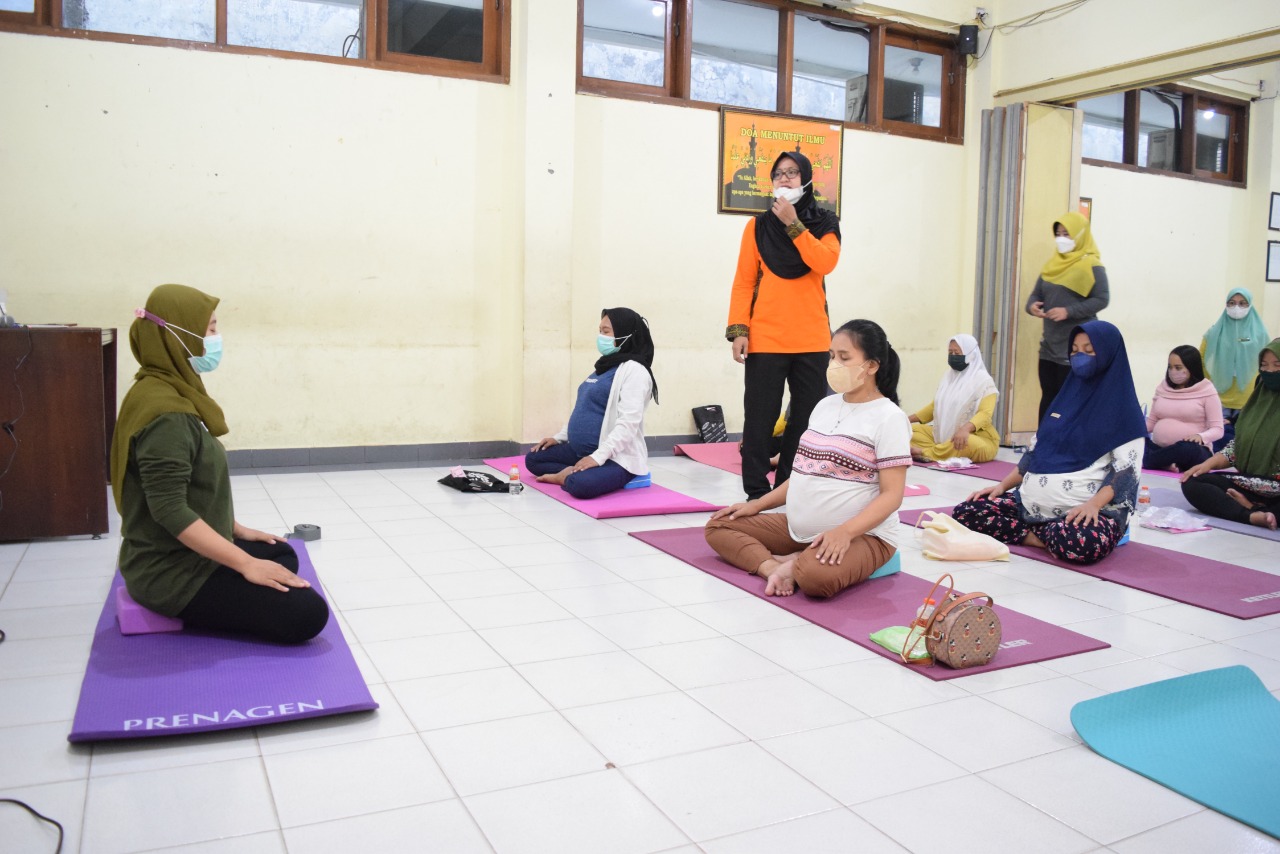 Puluhan ibu hamil mengikuti senam yoga yang digelar Unusa (Foto / Hum)